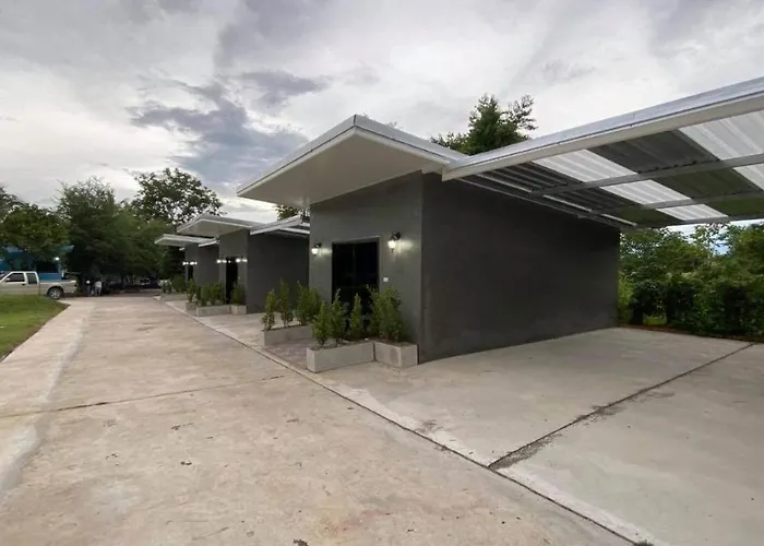 บ้านพัก อยู่สุขรีสอร์ทสวนผึ้ง *